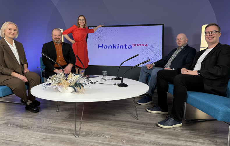 Hankintasuora-lähetyksen vieraat istumassa studiossa.