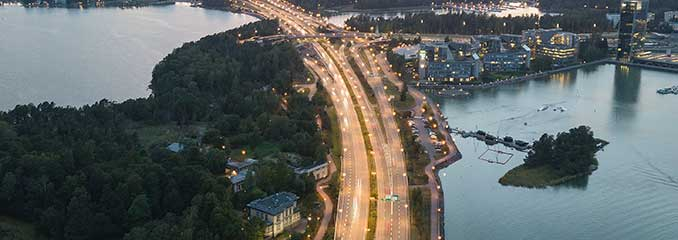 Silta iltavalaistuksessa